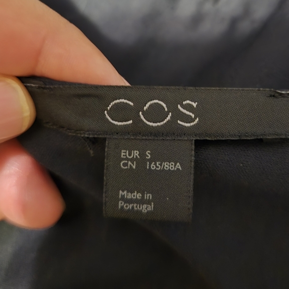 Cos Blouse Silk V-Neck Top Overshirt Women's Size Small Color Black - Picture 8 of 9